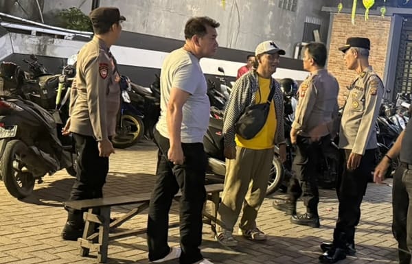 Patroli Polsek Pontianak Utara Sambangi Penjaga Malam Ingatkan Agar Tak Lengah Disekitar Lingkungan Kerjanya