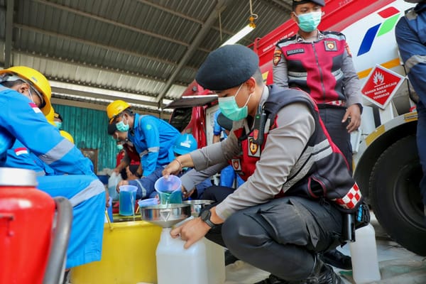 Di Tengah Antrean BBM, Personel Ditsamapta Polda Bali Bantu Penyaluran kepada Masyarakat di SPBU