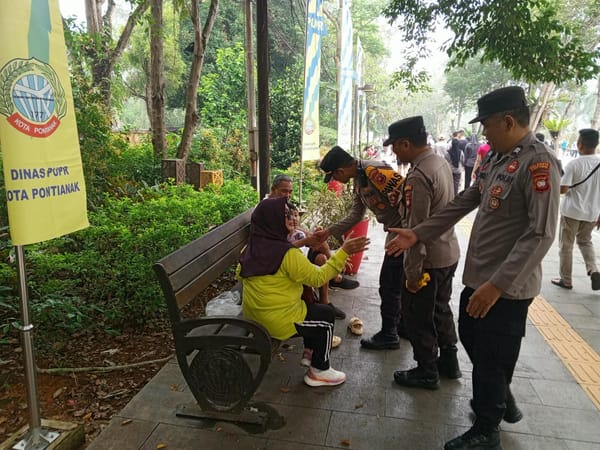 Patroli Jalan Kaki di CFD Ahmad Yani, Patroli Enggang Selatan Hadir Menyapa Warga dengan Humanis