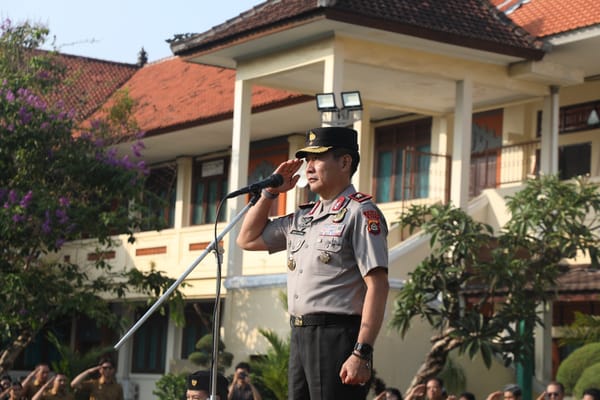 Wakapolda Bali Pimpin Upacara di SMAN 1 Denpasar, Tegaskan Komitmen 'Polisi Peduli Pendidikan' dan Perang Lawan Narkoba