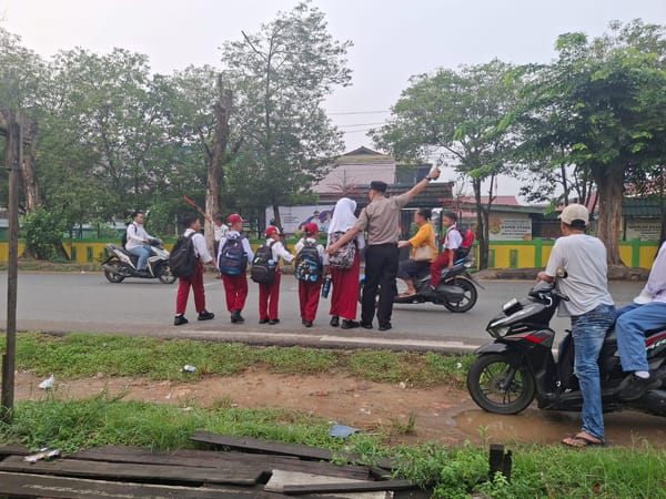 Kapolsek Pontianak Barat Bersama Personel Laksanakan Strong Point Pagi, Wujudkan Kamseltibcarlantas yang Aman dan Lancar