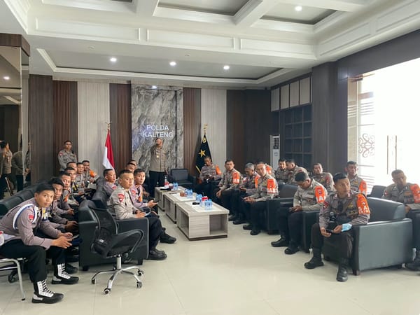 Matangkan Strategi Penanganan Karhutla, Dansatbrimob Polda Kalteng Berikan ADO kepada Personel BKO dari Brimob NTB