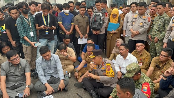 Kedepankan Pendekatan Humanis, Kapolda Jambi Berdialog dengan Massa Aksi di DPRD terkait Karhutla