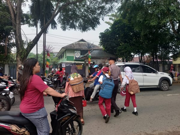 Polresta Pontianak Hadir Lindungi Pelajar, Pengaturan Lalu Lintas di Depan Sekolah Jadi Prioritas Keselamatan