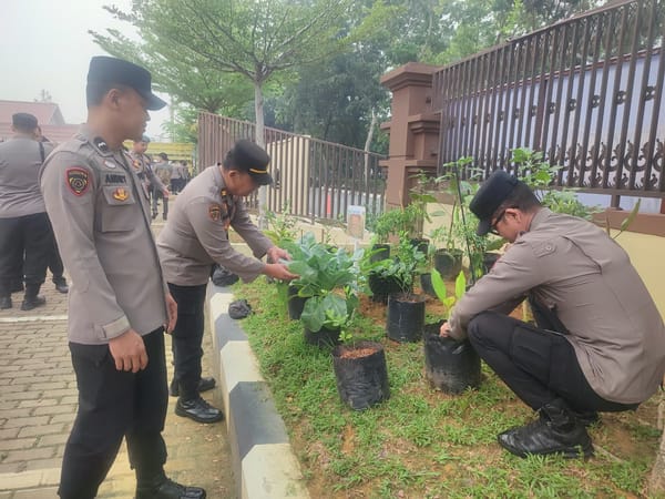 Polresta Pontianak Dukung Ketahanan Pangan, Manfaatkan Pekarangan Mako untuk Tanam Sayuran