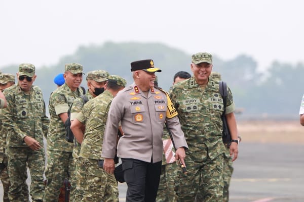 Kapolda Kalsel Bersama Forkopimda Sambut Kedatangan KSAD dan Kepala BNPB, Tinjau Uji Coba Water Bombing Surfaktan