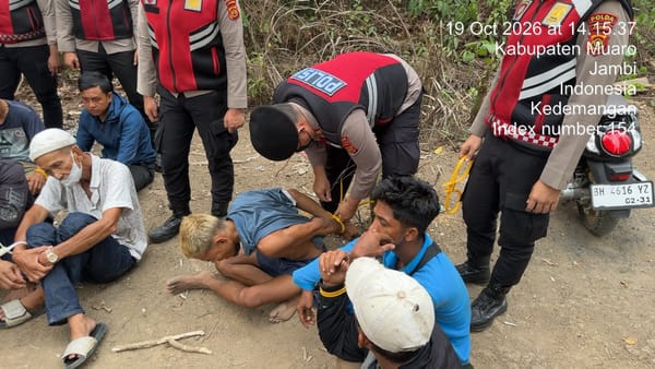 Brimob Polda Jambi Bersama Tim Gabungan Lakukan Pemadaman dan Pendinginan Karhutla di Batanghari dan Muaro Jambi