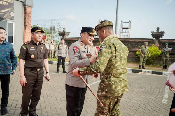 Tegaskan Sinergi TNI-Polri, Kapolda Bali Sambut Kedatangan Pangdam IX/Udayana Baru di Base Ops Bandara I Gusti Ngurah Rai