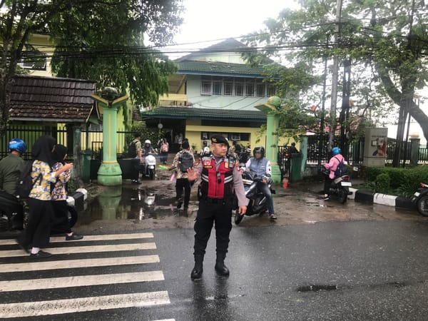 Utamakan Keselamatan Pelajar, Polsek Pontianak Kota Atur Lalu Lintas Pagi