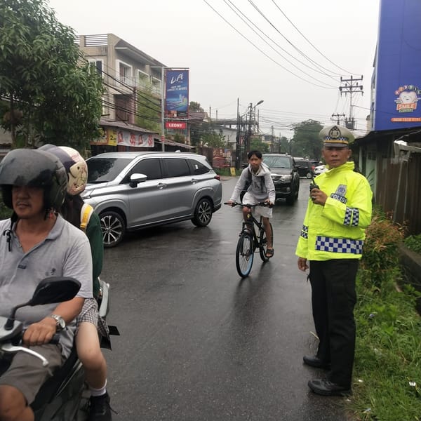 Gerimis Tak Hentikan Langkah Polsek Pontianak Selatan, Arus Lalu Lintas Tetap Lancar dan Kondusif.