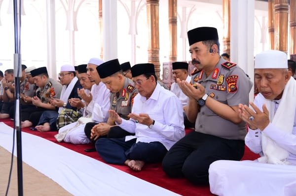 Kapolda Jambi Sholat Dzuhur di Masjid Agung Al-Falah, Sampaikan Pesan Kamtibmas dan Ajak Masyarakat Bersinergi