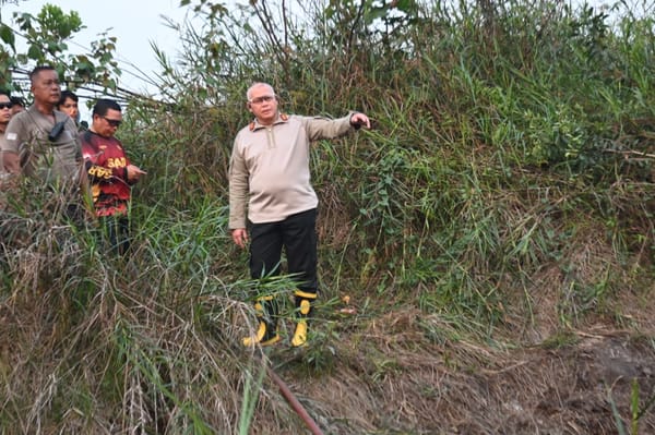 Kapolda Kalsel Turun Langsung Padamkan Karhutla di Banjarbaru, Cegah Api Meluas