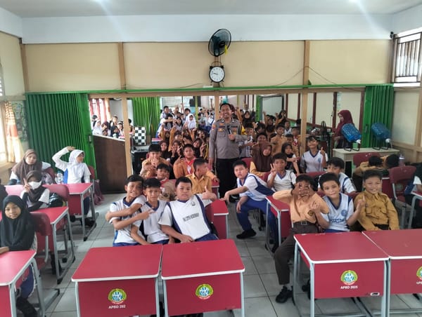 Cegah Perundungan Sejak Dini, Bhabinkamtibmas Sungai Beliung Edukasi Murid SDN 72 Pontianak Barat