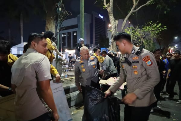 Unjuk Rasa di DPRD Kalsel Berakhir Kondusif, Polri dan Mahasiswa Bersihkan Sampah Bersama