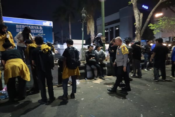 Aksi Demo Berakhir Damai, Polri dan Mahasiswa Bersama Bersihkan Area DPRD Kalsel