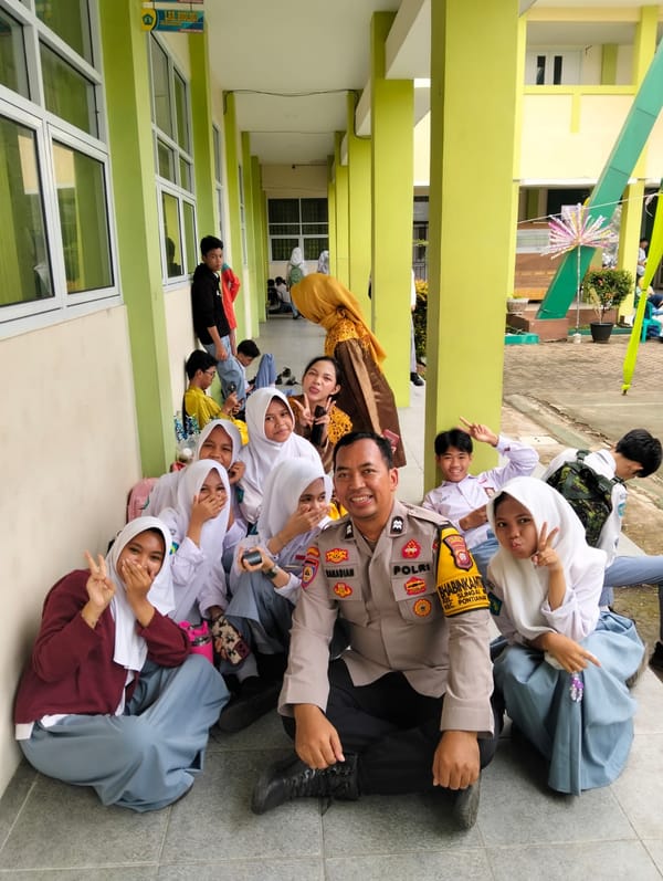 Sambangi SMUN 11 Pontianak Barat, Bhabinkamtibmas Ajak Siswa Hindari Kenakalan Remaja dan Bahaya Narkoba.