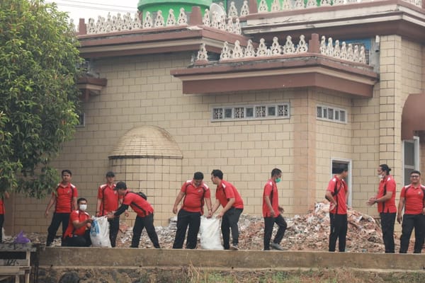 Green Policing, Polda Kalsel Bersihkan Bantaran Sungai dan Masjid di Kawasan Dalam Pagar