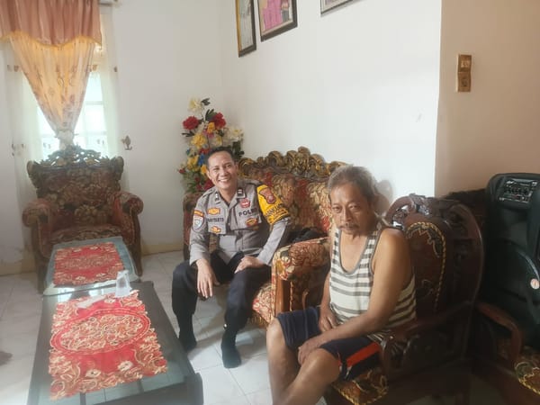 Peduli Warga, Bhabinkamtibmas Polsek.Pintianak Kota antar warga terlantar