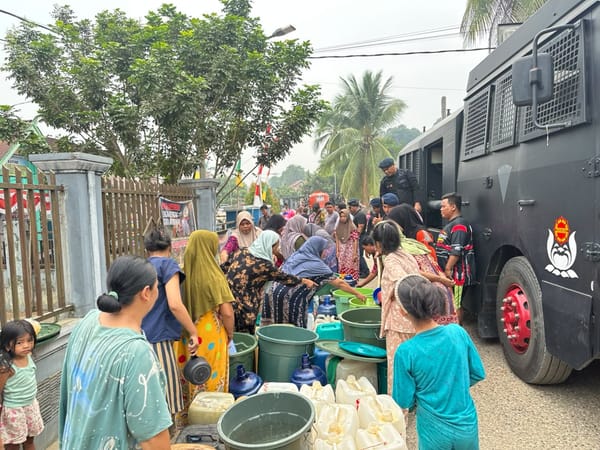 Brimob Polda Jambi Salurkan Air Bersih untuk Masyarakat Desa Pulau Lintang Sarolangun
