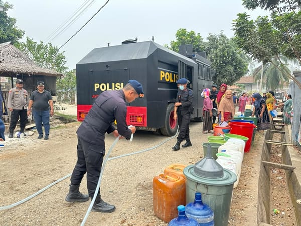 Peduli Kebutuhan Warga, Brimob Polda Jambi Distribusikan Air Bersih ke Desa Pulau Lintang
