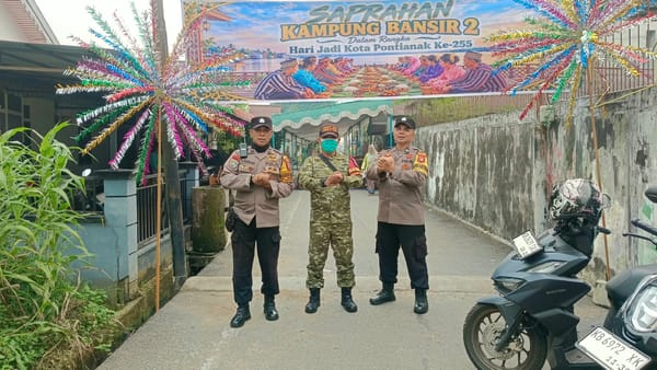 Saprahan Kampung Bansir Dua, Bhabinkamtibmas Hadir Pererat Silaturahmi di Hari Jadi ke-255 Kota Pontianak.