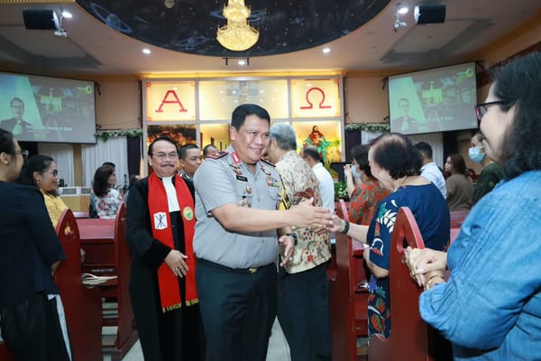 Wakapolda Kalsel Pimpin Giat Minggu Kasih Di Gereja GKE Eppata Banjarmasin, Pererat Silaturahmi Dan Jamin Keamanan Ibadah