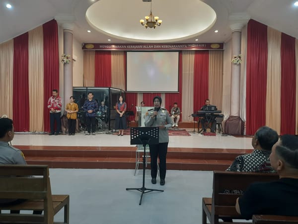 Minggu Kasih di Gereja Isa Almasih, Kapolsek Pontianak Selatan Pererat Silaturahmi dan Serap Aspirasi Jemaat.