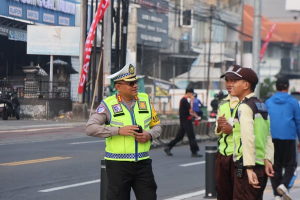 Polda Bali Hadir di Tengah Masyarakat, Atur Lalu Lintas hingga Bantu Aktivitas Warga