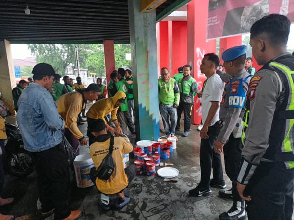 Bersihkan Coretan, Ojol Bersama Polresta dan Pemkot Pontianak Cat Ulang Pos Kamtibmas Bundaran Untan