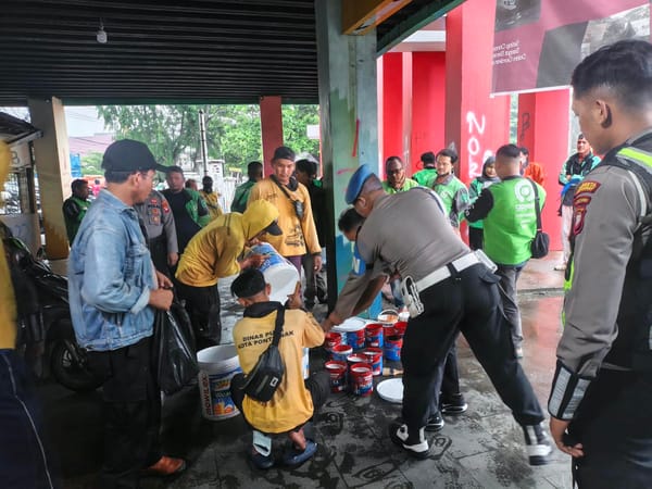 Bersihkan Coretan, Ojol Bersama Polresta dan Pemkot Pontianak Cat Ulang Pos Kamtibmas Bundaran Untan