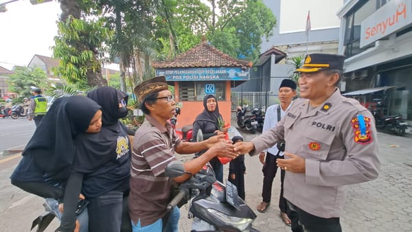 Tak Sekadar Mengawasi, Personel Itwasda Polda Bali Turun ke Jalan Edukasi Pengendara untuk Keselamatan Berlalu Lintas