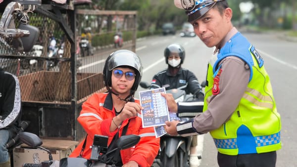 Ops Patuh Kapuas 2026, Satlantas Pontianak Bagikan Brosur Tertib Berlalu Lintas