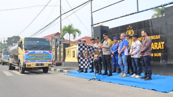 Bantu Warga Hadapi Kekeringan, Kapolda Kalteng Distribusikan Air Bersih di Pangkalan Bun
