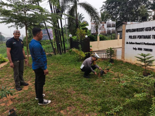 Polsek Pontianak Timur Manfaatkan Pekarangan Mako, Tanam Sayuran dan Umbi-umbian