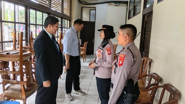 Kapolsek Pontianak Selatan Pimpin Monitoring Wisuda UNTAN, Pastikan Kegiatan Berjalan Aman dan Lancar