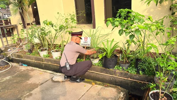 POLSEK PONTIANAK SELATAN TANAMKAN KEPEDULIAN LEWAT GREEN POLICING, TANAM DAN RAWAT TANAMAN UNTUK LINGKUNGAN LEBIH HIJAU.