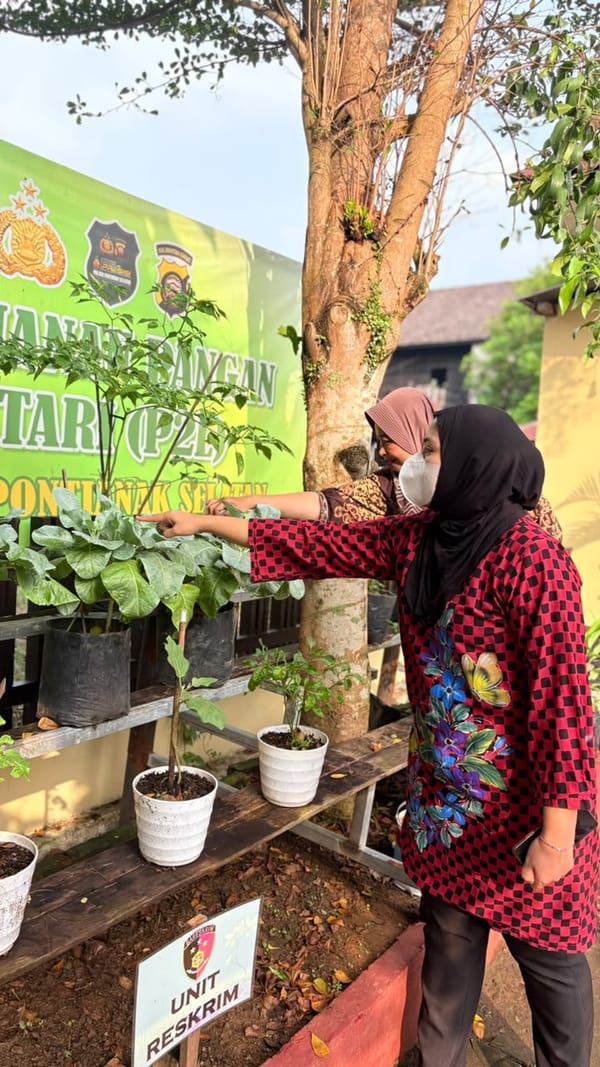 POLSEK PONTIANAK SELATAN TANAMKAN KEPEDULIAN LEWAT GREEN POLICING, TANAM DAN RAWAT TANAMAN UNTUK LINGKUNGAN LEBIH HIJAU.